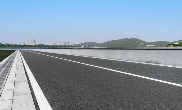 公路彎道和山水風(fēng)光