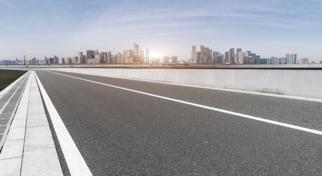 公路彎道和城市景觀