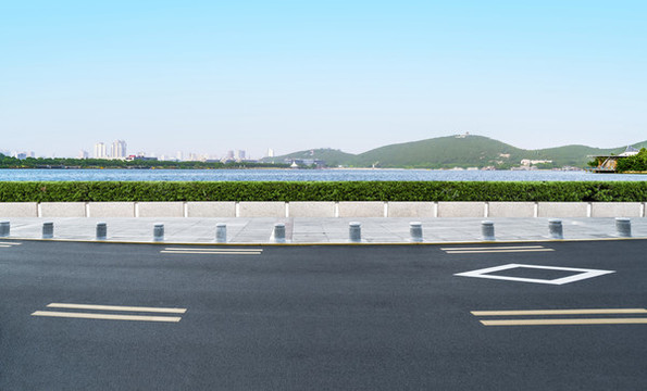 柏油馬路公路和遠山湖泊