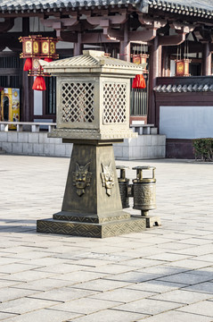 垃圾桶和庭園燈