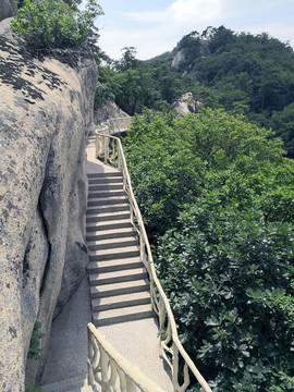 巖石邊的棧道