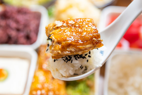 鰻魚宮格定食