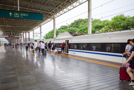 高鐵站臺(tái)上的旅客