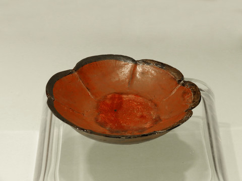 宋代七花瓣式朱漆碟