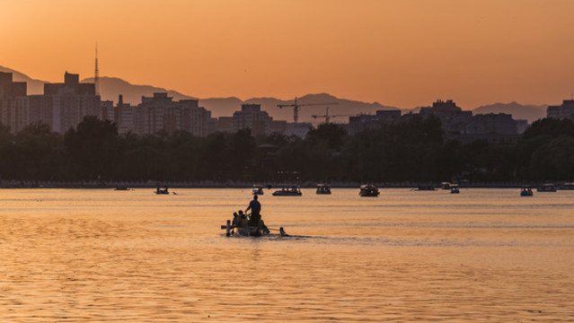 北京后海城市漁舟晚歸圖