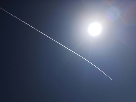 天空劃過飛機(jī)