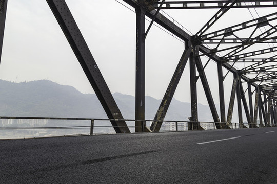 空曠無(wú)人的路面和鋼架橋