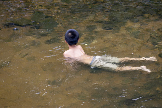 戲水