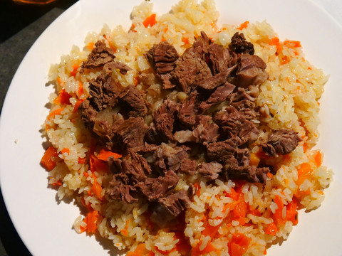 新疆美食碎肉抓飯