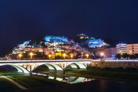萬眾矚目清涼山燈光夜景