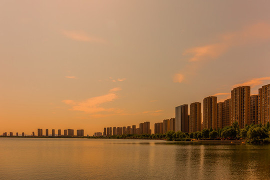 夕照尹山湖