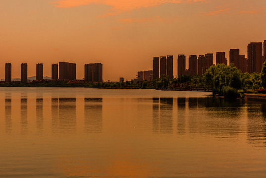 黃昏尹山湖