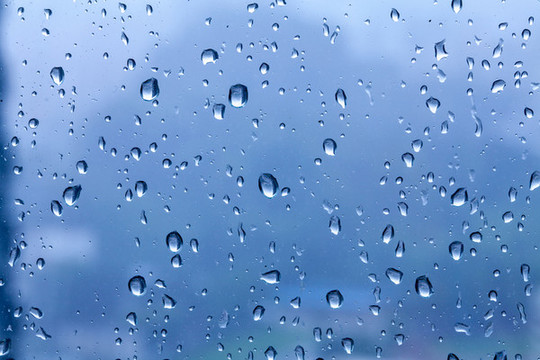 落在窗户上的雨滴