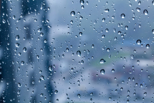 窗戶上的雨滴