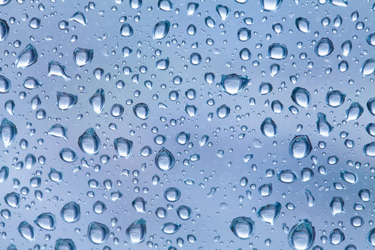 窗戶上的雨滴