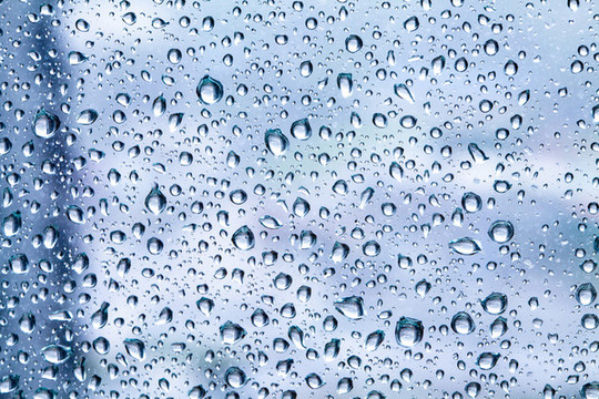 窗戶上的雨滴