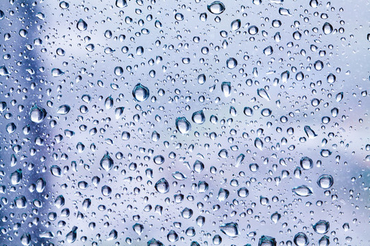 窗戶上的雨滴