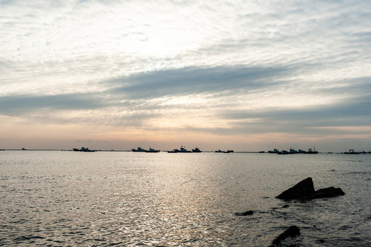 海里的船