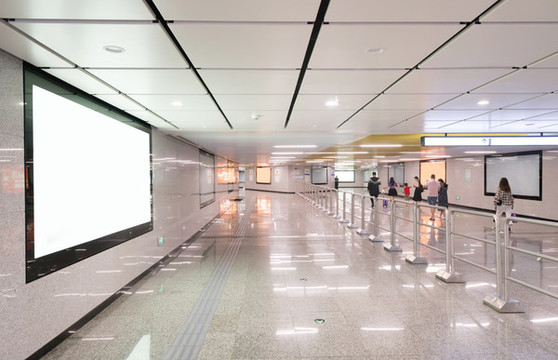 地鐵站通道廣告牌
