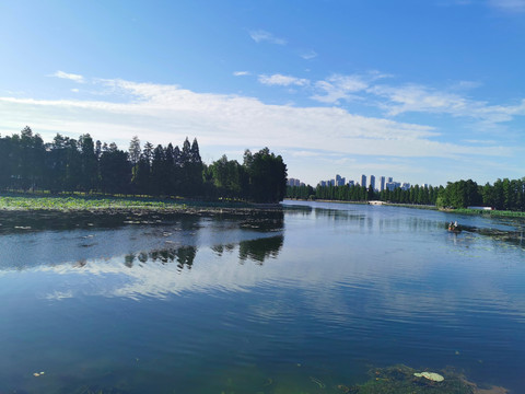 藍(lán)天湖水