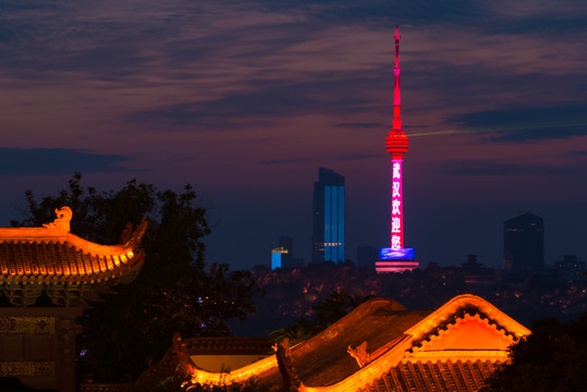 黃鶴樓遠(yuǎn)眺龜山電視塔