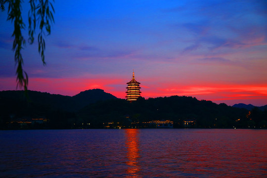 雷峰塔夜景