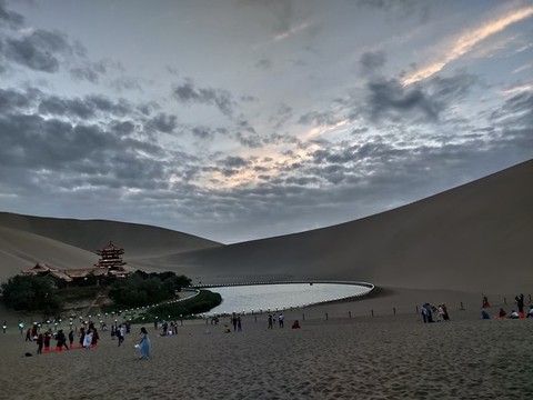 月牙泉