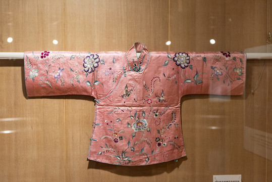 繡花紋女服