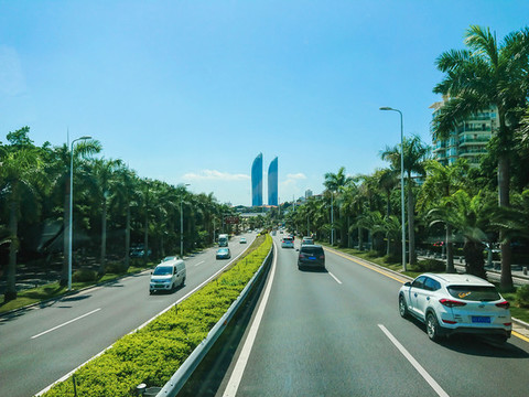 廈門市夏日街道風(fēng)景和世貿(mào)雙塔