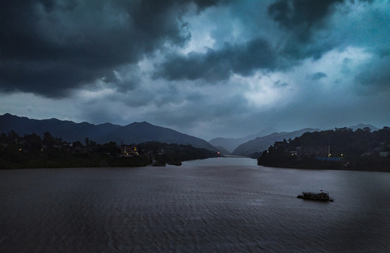 山雨欲來風(fēng)滿樓