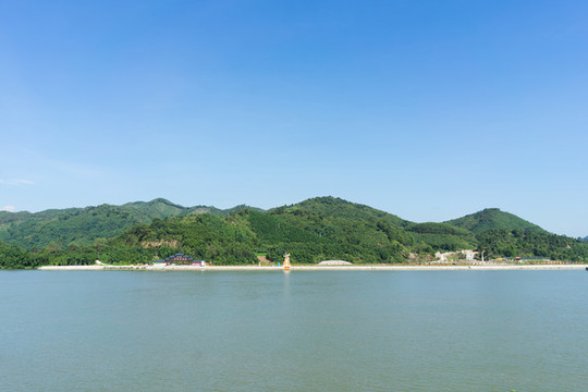 清遠(yuǎn)湞陽(yáng)峽風(fēng)景區(qū)月亮彎花海