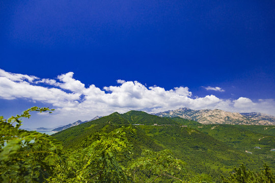 藍(lán)天白云高山嶗山