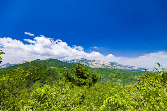 青島嶗山藍(lán)天白云高山大海