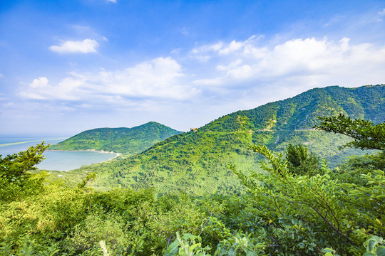青島嶗山藍(lán)天白云高山大海