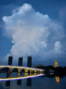 藍天白云閃電