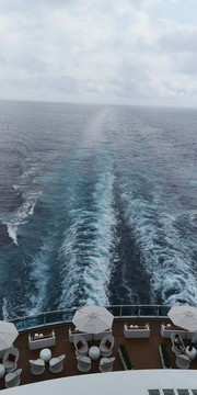 郵輪全速前進船尾
