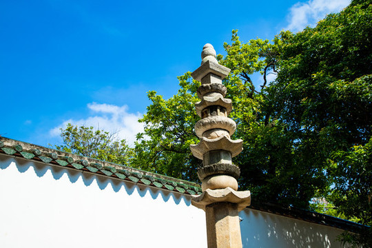 綠瓦白墻
