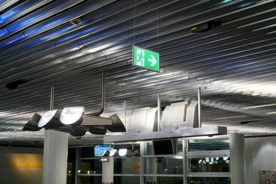 德國(guó)法蘭克福機(jī)場(chǎng)候機(jī)廳室內(nèi)照明