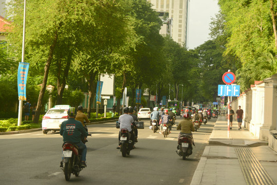 越南胡志明市行駛的摩托車