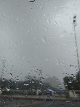玻璃上的雨滴