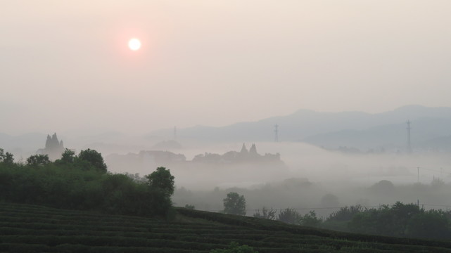 日出晨霧