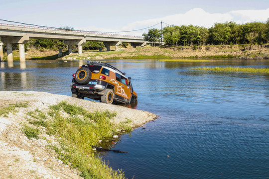 涉水越野車四驅車吉普車jeep