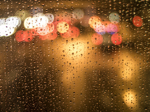 雨夜車窗外的燈光