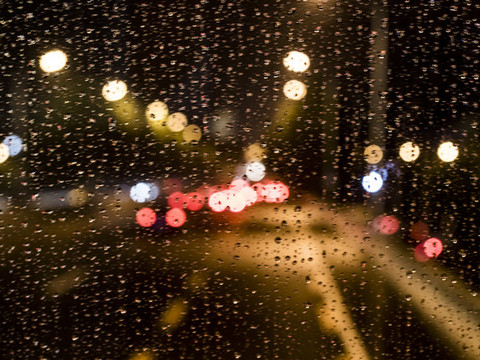 夜晚窗外車輛道路的模糊光暈
