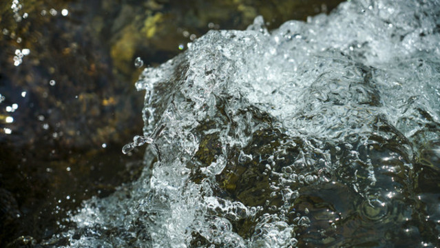 清澈透明的河水山泉水