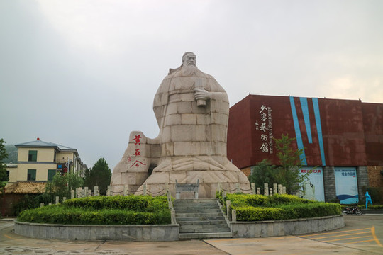 黃石公雕像