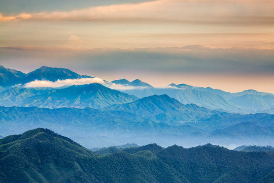 峰巒疊嶂