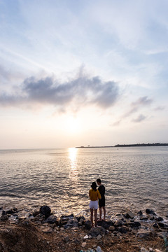 夕陽(yáng)下的情侶