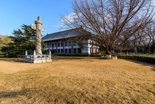 北京大學大雅堂華表草坪藍天白云
