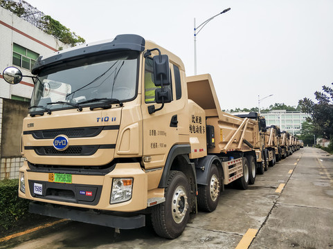 電動(dòng)卡車(chē)